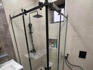 საშხაპე მინები/ შუშის მოაჯირები სურათი 2