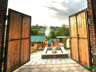 ხის კოტეჯები ცივი ტბის მახლობლად სურათი 1