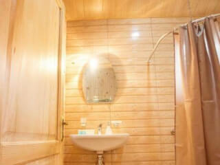 ხის კოტეჯები ცივი ტბის მახლობლად სურათი 4