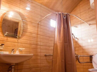 ხის კოტეჯები ცივი ტბის მახლობლად სურათი 6