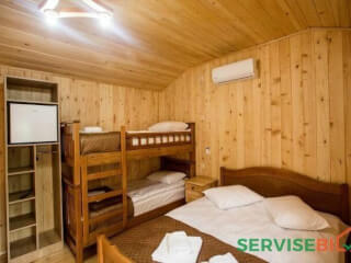 ხის კოტეჯები ცივი ტბის მახლობლად სურათი 7