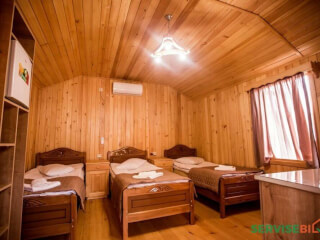 ხის კოტეჯები ცივი ტბის მახლობლად სურათი 8