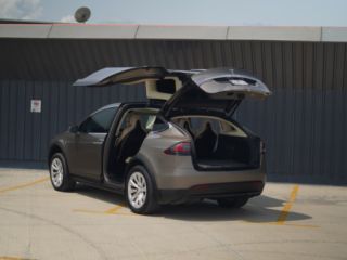 Tesla Model X  პრემიუმ ტრანსფერი და პირადი მძღოლი სურათი 2