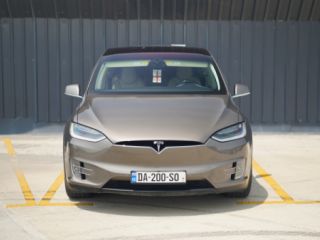Tesla Model X  პრემიუმ ტრანსფერი და პირადი მძღოლი სურათი 4