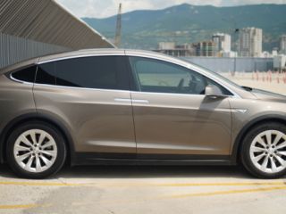 Tesla Model X  პრემიუმ ტრანსფერი და პირადი მძღოლი სურათი 5