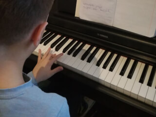 შევასწავლი ფორტეპიანოზე დაკვრას