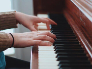შევასწავლი ფორტეპიანოზე დაკვრას