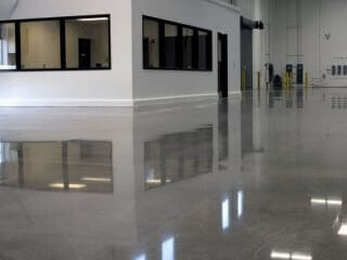 ბეტონის  სამრეწველო იატაკის დასხმა-მოპირიალება სურათი 1